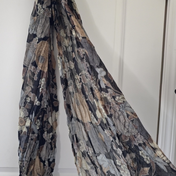 Stunning lightweight scarf, perfect colors for Fall. - Picture 4 of 4